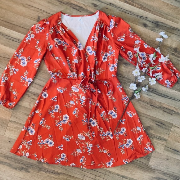 Dresses & Skirts - NWOT Beautiful Wrap around dress